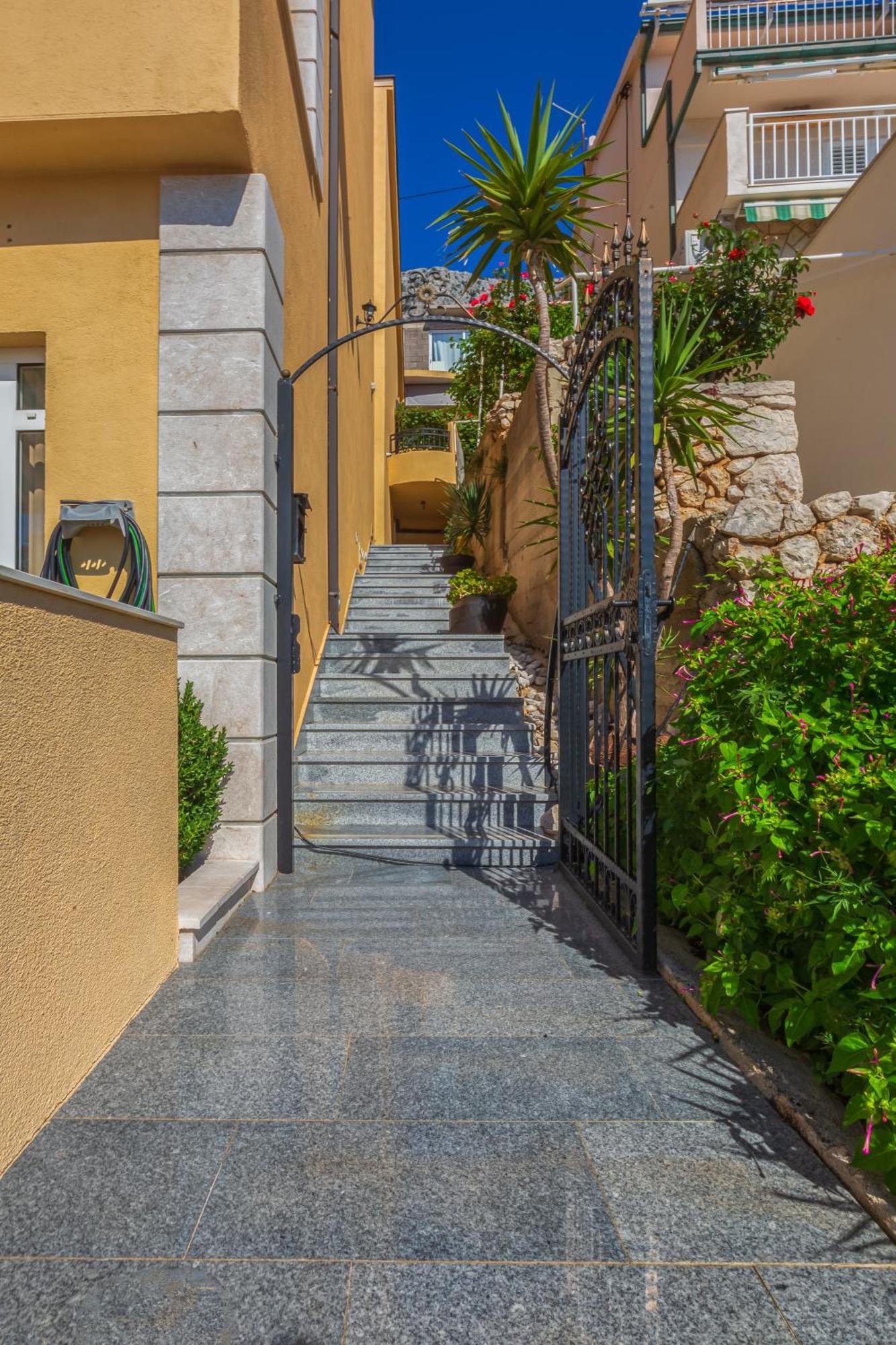 Apartments Gudelj Подгора Экстерьер фото